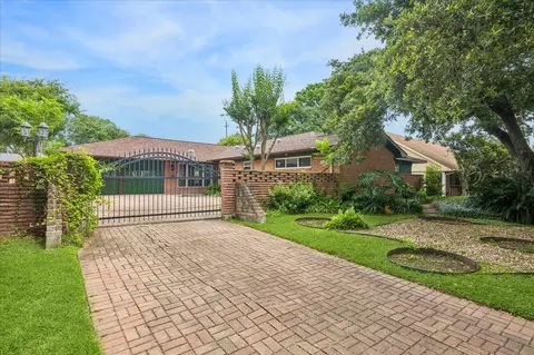 5418 Queensloch Dr, Houston, TX 77096