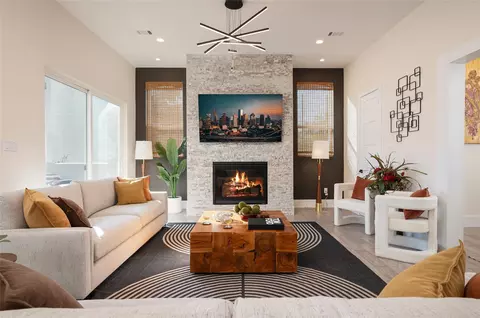 913 Thompson St, Houston, TX 77007