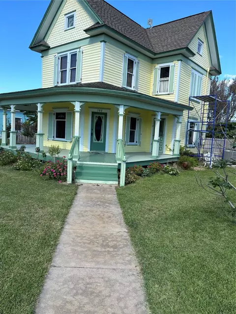 100 Welch Ave, Palacios, TX 77465