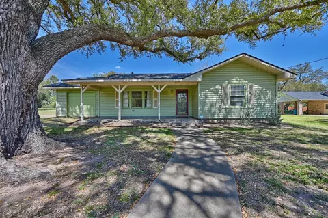 104 E Nichols St, Bellville, TX 77418
