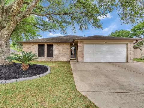 101 N Wagon Ln, Angleton, TX 77515