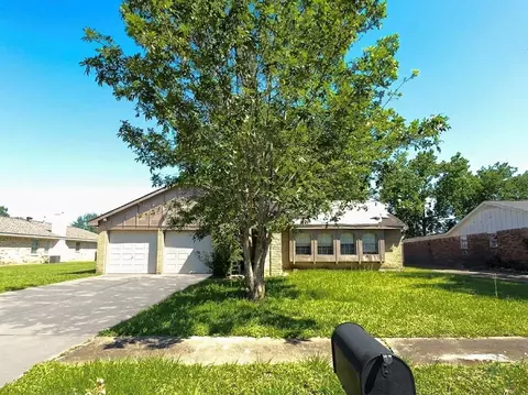 10407 Huntington Wood Dr, Houston, TX 77099