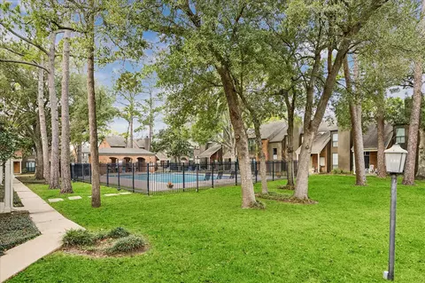 701 Bering Dr #1701, Houston, TX 77057