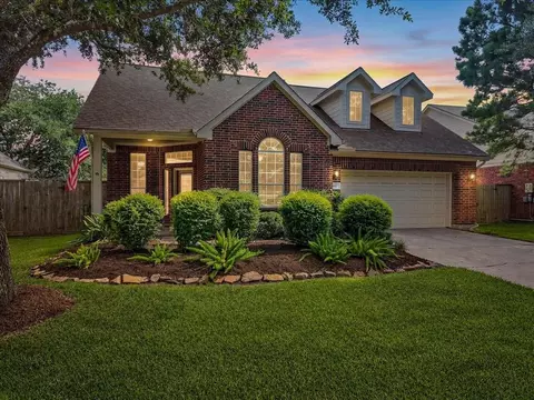 1612 S Lago Vista Dr, Pearland, TX 77581