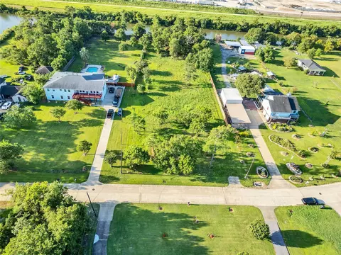1005 S Country Club Dr, Shoreacres, TX 77571