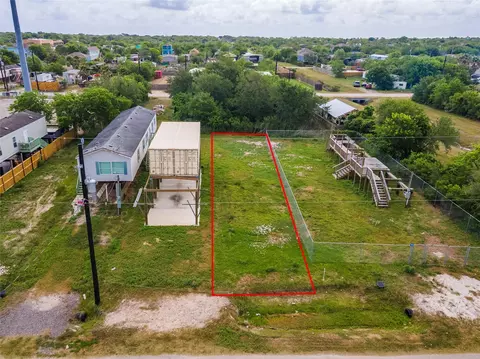 439 16th St, San Leon, TX 77539