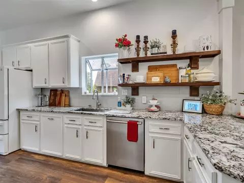 Kitchen - 300 Coral Gables, Trinity, TX 75862 photo 3 of 6