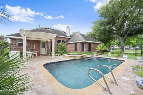 3903 Crystal Lake Cir S, Pearland, TX 77584