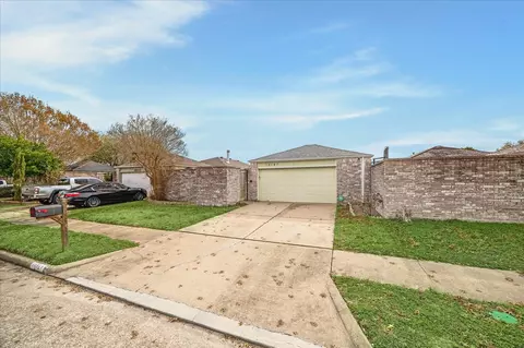 16147 New Field Dr, Houston, TX 77082
