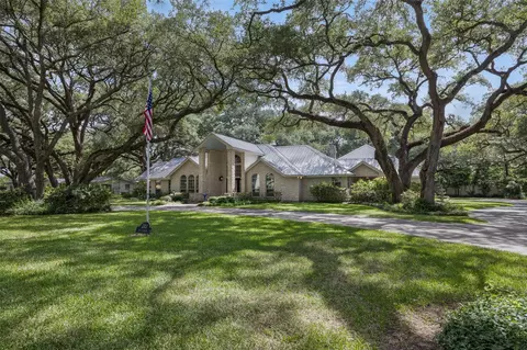203 Oak Cluster Dr, Columbus, TX 78934