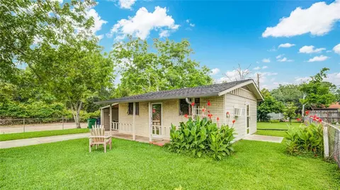 601 E Murray St, Angleton, TX 77515 photo 1