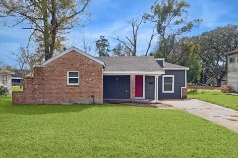 710 E Magnolia St, Angleton, TX 77515