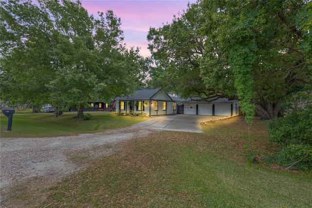 800 Trinity St, Anahuac, TX 77514