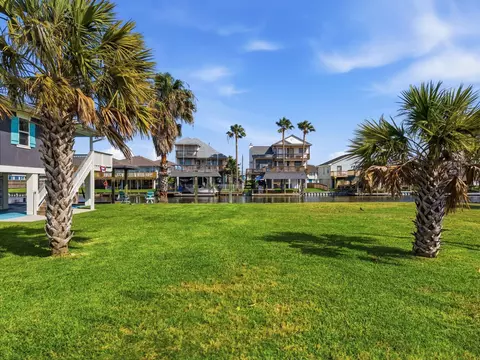 489 Pompano St, Bayou Vista, TX 77563