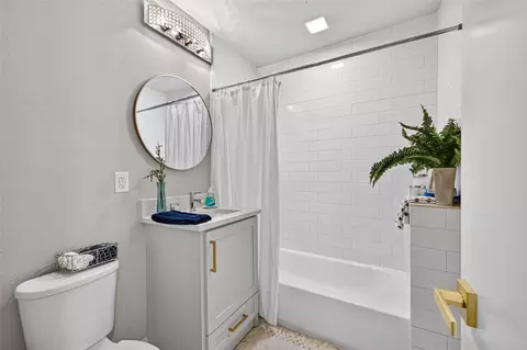 Bath - 202 Jackson Ave, Pasadena, TX 77506 photo 1 of 3