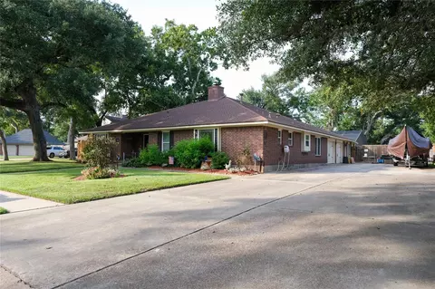324 Juniper St, Lake Jackson, TX 77566