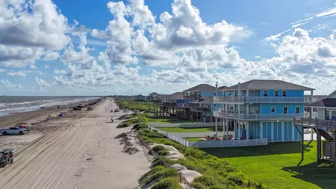 1822 Redfish Ln, Crystal Beach, TX 77650