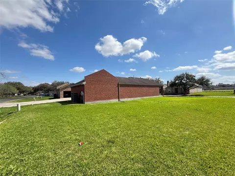 309 Mayfair Cir, Wharton, TX 77488 photo 1