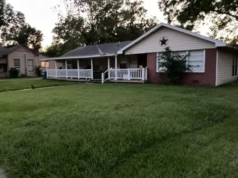 517 N Lake Ave, Eagle Lake, TX 77434
