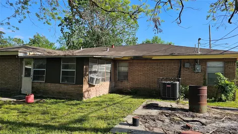 872 Lovers Ln, Houston, TX 77091