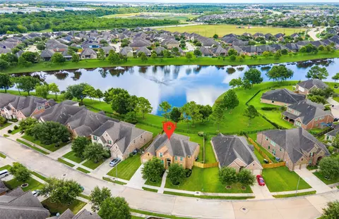 1915 Cayman Bend Ln, Pearland, TX 77584