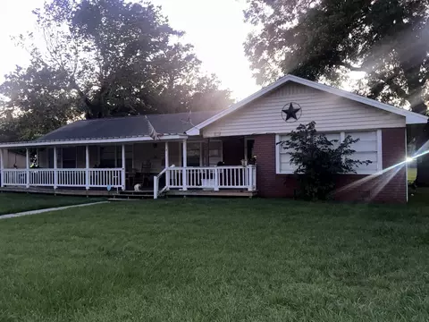 517 N Lake Ave, Eagle Lake, TX 77434
