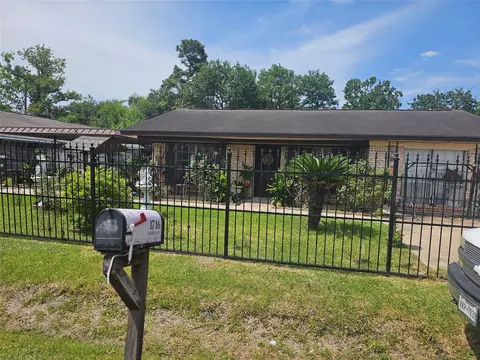 1716 Maiden Ln, Richmond, TX 77469