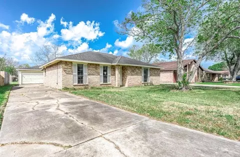 1310 Northbrook Dr, Angleton, TX 77515