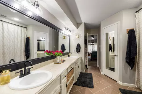 Bath - 17627 Forest Mist Dr, Spring, TX 77379 photo 3 of 4
