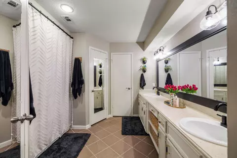 Bath - 17627 Forest Mist Dr, Spring, TX 77379 photo 2 of 4