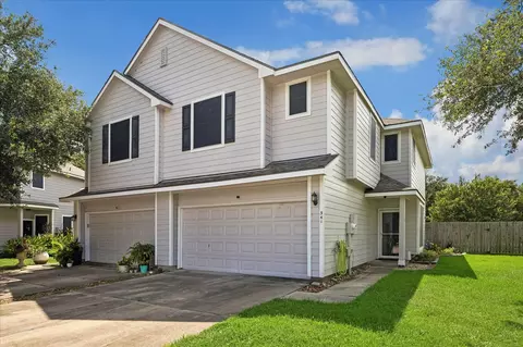 341 Capella Oaks Ln, Dickinson, TX 77539