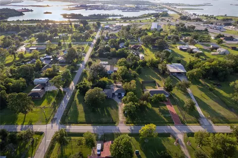 215 Ilfrey St, Baytown, TX 77520