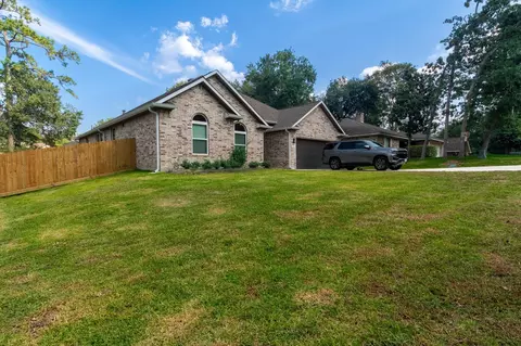1460 River Oaks Dr, Huntsville, TX 77340