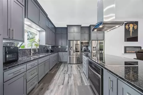 9318 E Creek Bend Dr, Needville, TX 77461