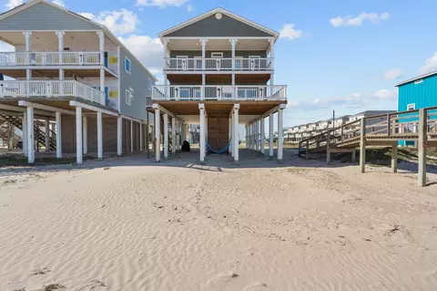 103 W Palm St, Surfside Beach, TX 77541