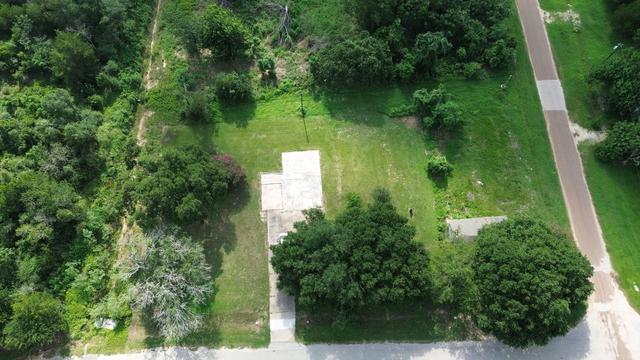 210 5th St, Hempstead, TX 77445
