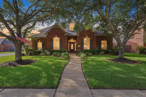 316 Falcon Lake Dr, Friendswood, TX 77546