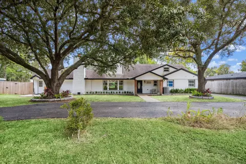 205 W Bayou Dr, Dickinson, TX 77539