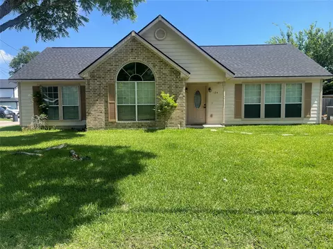134 Bay Shore Ave St, La Porte, TX 77571