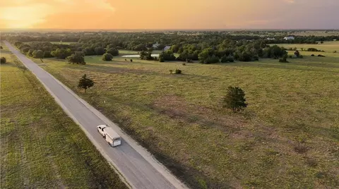 8 Round Top Farms Dr, Round Top, TX 78954