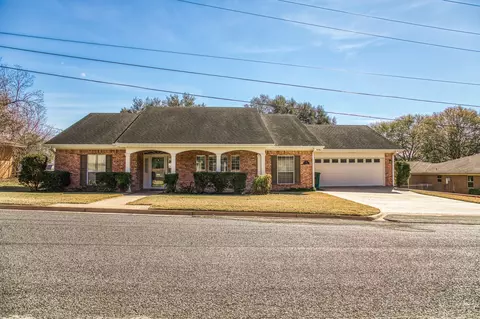 159 Charles St, La Grange, TX 78945