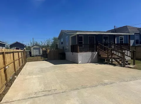 735 10th St, San Leon, TX 77539