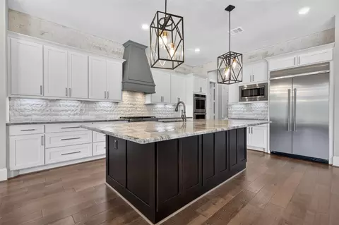 Kitchen - 31424 Creekside Oaks Ln, Spring, TX 77386 photo 2 of 5