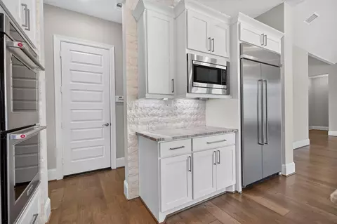 Kitchen - 31424 Creekside Oaks Ln, Spring, TX 77386 photo 4 of 5