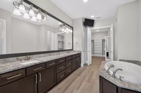 Bath - 31424 Creekside Oaks Ln, Spring, TX 77386 photo 1 of 6