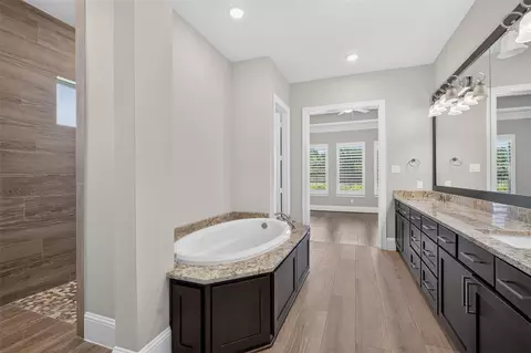 Bath - 31424 Creekside Oaks Ln, Spring, TX 77386 photo 2 of 6