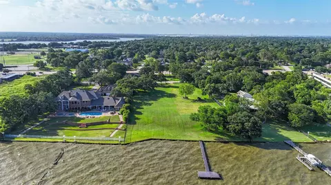 105 Mockingbird Ln, Seabrook, TX 77586