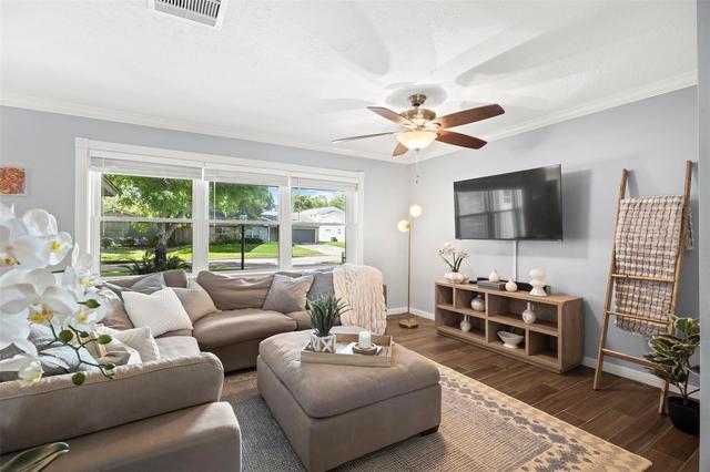 5334 Saxon Dr, Houston, TX 77092