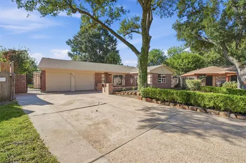 8902 Winding River Dr, Houston, TX 77088