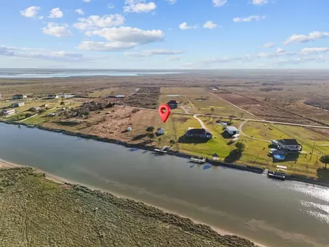 9850 S Redfish Dr, Hitchcock, TX 77563